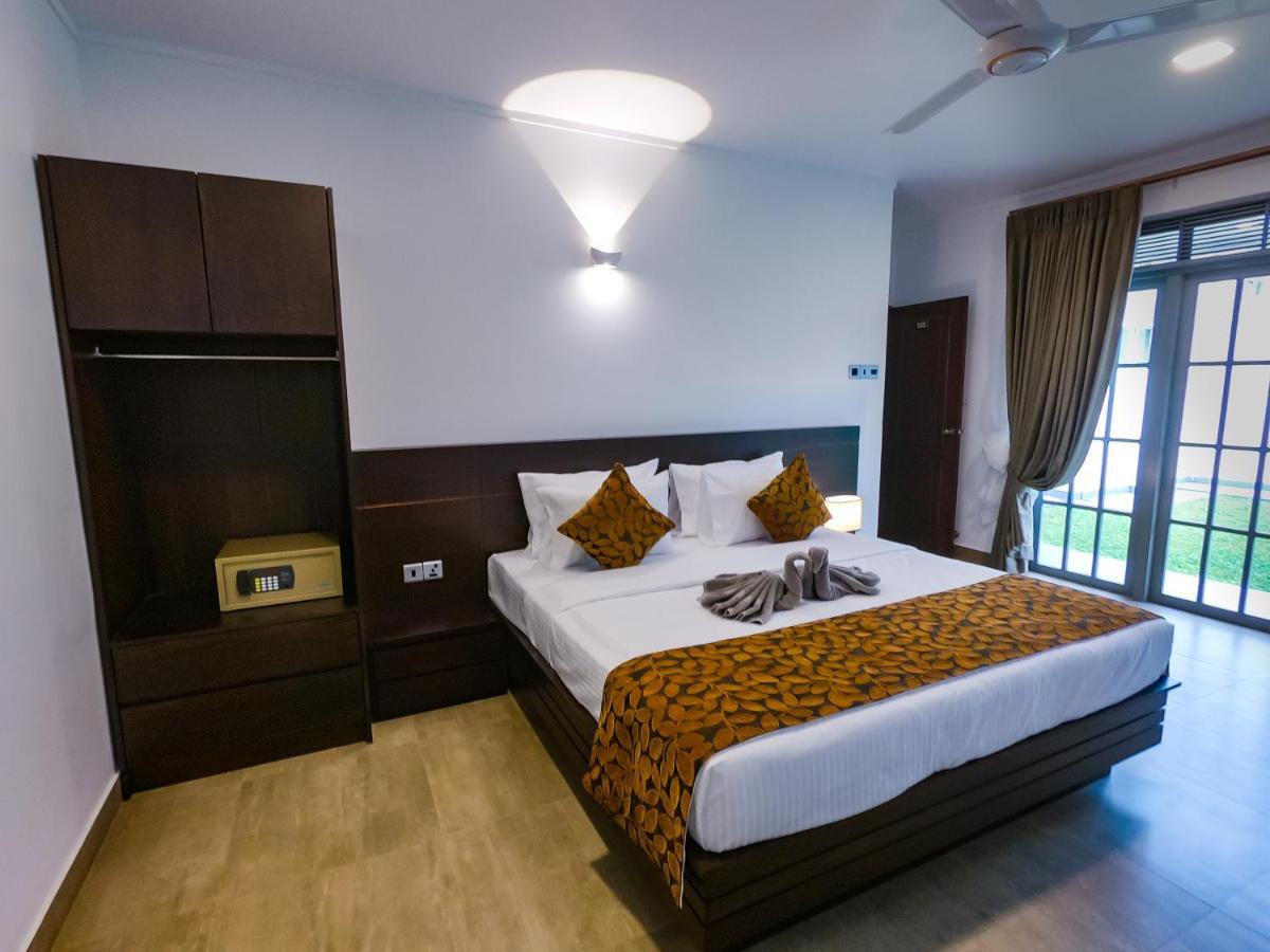 Bony'S Holiday Inn Negombo Exterior photo